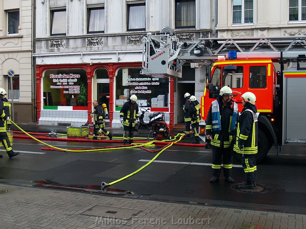 Brandtoter bei Brand Koeln Muelheim Bergisch Gladbacherstr P509.JPG